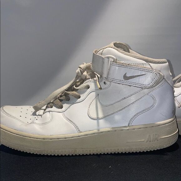 Nike White Sneakers with High-Top Design and Vintage Sole - Picture 8 of 14